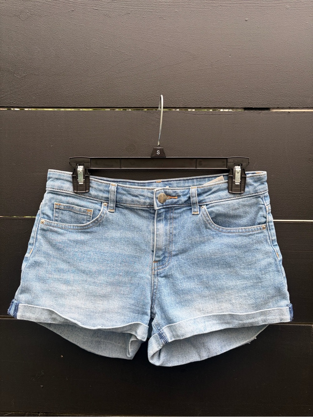 H&M Light Wash Denim Cuffed Shorts – Size 6